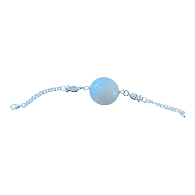 Bracelet  en résine  cabochon blanc et perles poissons