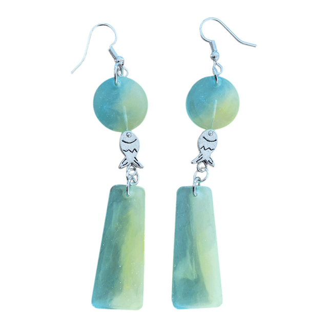 Boucle d&#039;oreilles petits poissons en résine fait main